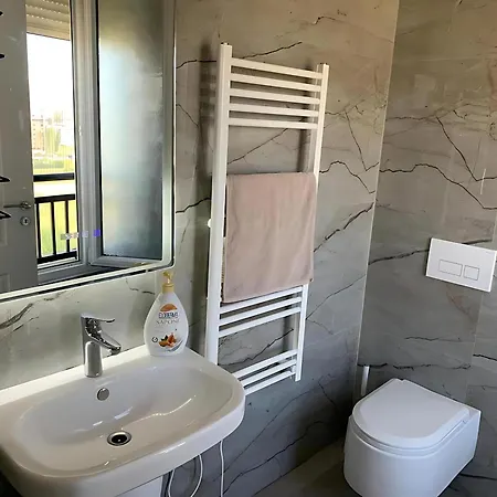 Romantic Penthouse With Mountains View Apartmán *