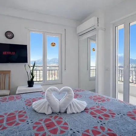 Romantic Penthouse With Mountains View Apartmán *